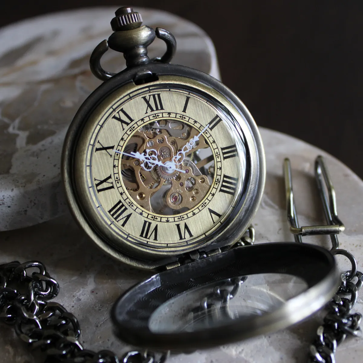 Bronzen zakhorloge met romeinse cijfers