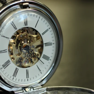 Zilveren zakhorloge met ketting – dubbele opening met goud mechanisme closeup