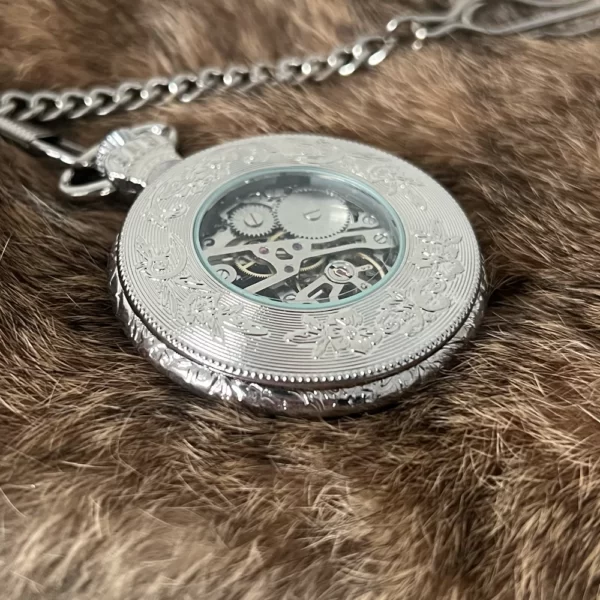 Zilverkleurige zakhorloge met ketting – kleine kroonjuweel