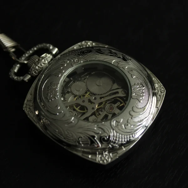 Vierkante zilveren zakhorloge met ketting